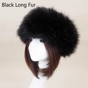 Gros plan du bandeau en fausse fourrure noire montrant une texture épaisse sur tête de mannequin