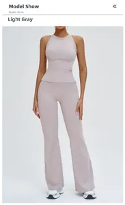 Vue de face de l'ensemble de yoga gris clair avec haut dos nu et pantalon évasé