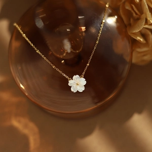 Elegant 18K gold plated stainless steel necklace with white shell flower pendant charm