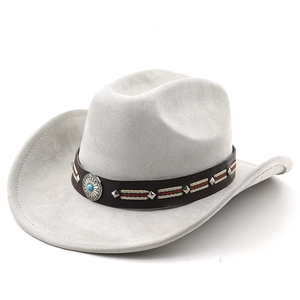 Dettaglio cappello da cowboy grigio chiaro con fascia in pelle e emblema turchese