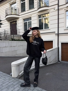 Retro oversized black sweatshirt with letter print for women in American street style