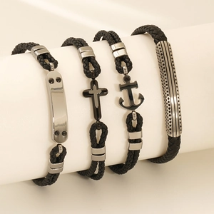 Détail de quatre bracelets pour hommes en cuir tressé avec croix et ancres en argent