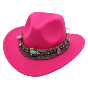Chapeau de cowboy en feutre fuchsia avec bande ethnique perlée et frange turquoise