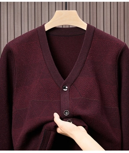 Detailansicht der dunkelroten V-Strickjacke mit dicker Textur und elastischem Gewebe