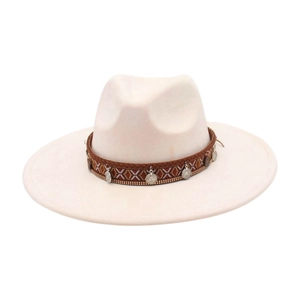 Détail d'un chapeau en laine bohème avec ruban ethnique et pendentifs en pièces argentées