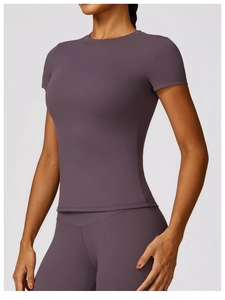 Detail of high-stretch purple compression yoga top with seamless fabric and ergonomic fit
