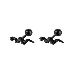 Détail de boucles d'oreilles serpent en acier 316L noir mat avec texture d'écailles fine