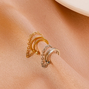 Minimalistische Doppelring-Ohrklemmen in Gold und Silber mit Kettenquaste auf Satin