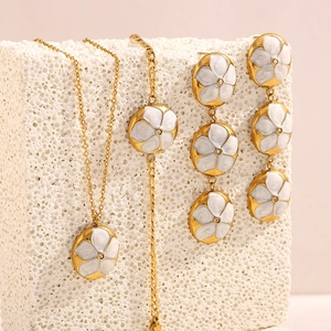 18K vergoldetes Blumen Schmuckset mit weißem Emaille Halskette Armband und Ohrringen