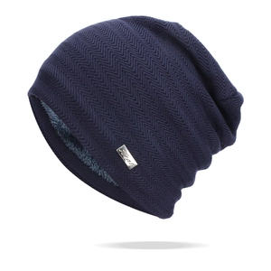 Bonnet en maille bleu marine avec motif zigzag, doublure polaire et étiquette en métal