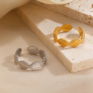 Adjustable geometric oval link rings in gold and silver finish with retro texture