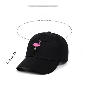 Détail de casquette noire en coton avec visière de 7cm, 11cm de haut et taille réglable