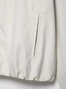 Detail van de schuine zak en keperstof op het losse casual baseballjack voor dames