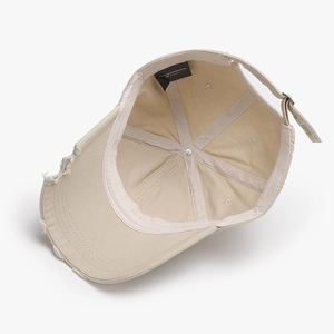Casquette de baseball délavée beige avec bords usés et boucle en métal réglable
