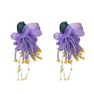 Boucles d'oreilles bohèmes avec fleurs en mousseline violette et glands perlés