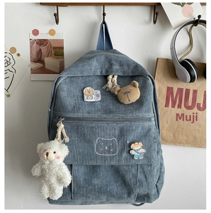 Mochila escolar de pana azul con parches de ositos y un tierno colgante de peluche