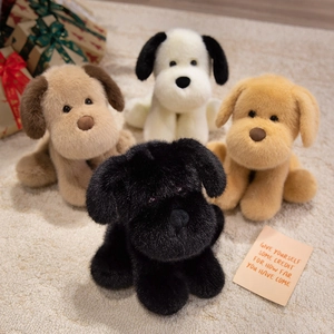 Adorabili cuccioli di Golden Retriever in peluche in quattro colori su un morbido tappeto