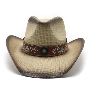 Détail de chapeau de cowboy en paille avec bord peint et broderie florale sur cuir