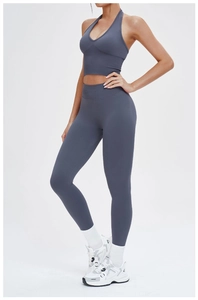 Détail de l'ensemble de yoga sans couture bleu gris foncé avec haut licou et legging taille haute