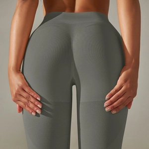 Dettaglio del tessuto traspirante senza cuciture e del design modellante dei leggings