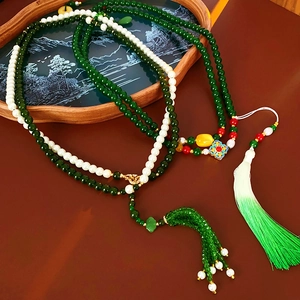Détail du collier à pampilles avec perles vertes et blanches de style chinois vintage