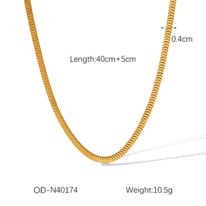 Detail view of 0.4cm wide gold-plated snake chain showing 40+5cm length specifications