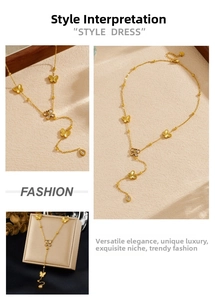Vue macro détaillée du collier en Y papillon doré avec zircons et pendentif goutte d'eau