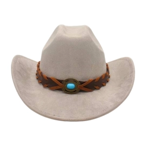Détail d'un chapeau de cowboy en feutre gris clair avec cuir tressé et pierre turquoise