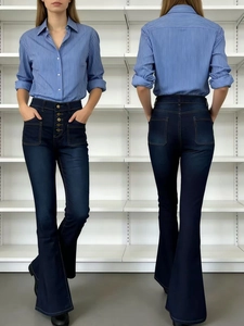 Détail d'un jean évasé taille haute à cinq boutons dorés et ensemble chemise rayée