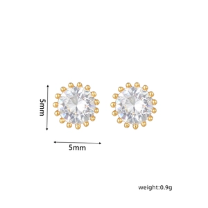 Detalle de pendientes de botón de corazón dorado de 5 mm con peso y tamaño especificados