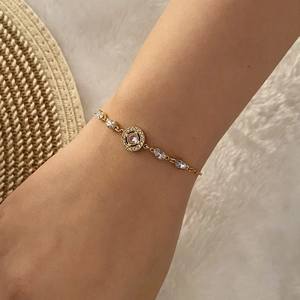 Bracelet tendance en acier doré avec cœur serti de diamants et cristaux géométriques