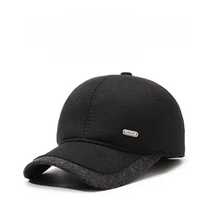 Dettaglio cappello invernale da uomo con paraorecchie caldi e stemma in metallo alla moda