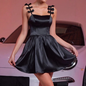 Vue détaillée d'une mini robe en satin noir avec bretelles à nœuds élégants et coupe en A