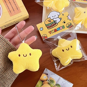 Primer plano de un colgante de estrella de peluche amarillo con cadena sobre una mesa