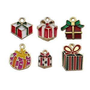 Dettaglio di ciondoli smaltati a forma di pacchetto regalo di Natale per gioielli