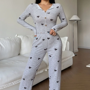 Ensemble pyjama femme gris clair à motif cœurs avec haut boutonné et pantalon assorti