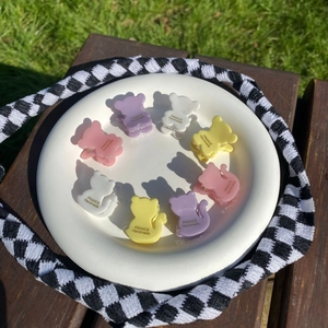 Détail de mini pinces à cheveux ours et chat aux tons macarons pastel doux