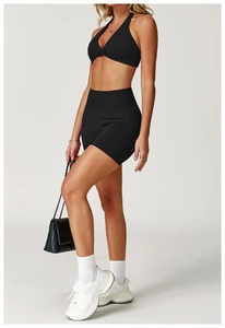Detail eines schwarzen Yoga-Sets mit gerippten High-Waist-Shorts und Sport-BH für Damen