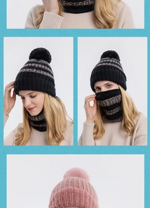 Dettaglio del set cappello in maglia spessa e scaldacollo con pompon in ecopelliccia