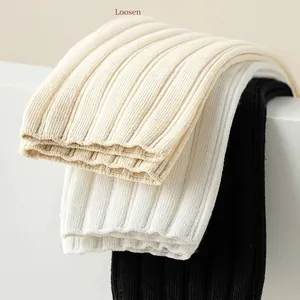 Chaussettes en coton côtelé beige blanc et noir avec texture douce à double aiguille