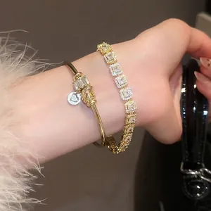 Ensemble de bracelets dorés avec pendentif cœur et cristaux de zircon scintillants