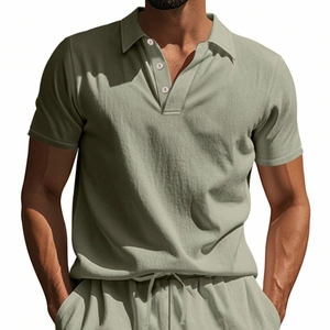 Detailansicht der salbeigrünen Leinentextur am Herren-Poloshirt und der kurzen Hose