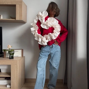 Gros plan d'un sweat rouge avec une grande décoration de cœur plissé blanc en 3D