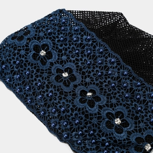 Nahaufnahme der floralen Spitzenhaube mit blauen Stickereien, Perlen und Glitzer