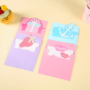 Vue détaillée de mini cartes de vœux avec enveloppes colorées aux tons macaron