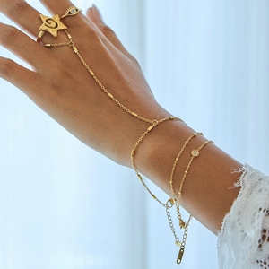 Goldenes Edelstahl-Sklavenarmband mit Fingerring und Zirkon-Akzenten für Damen