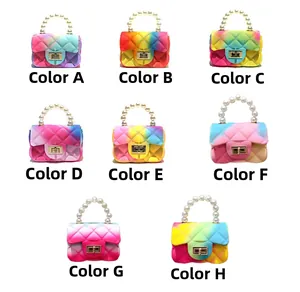Vue détaillée de mini sacs en gelée arc-en-ciel avec poignée en perles et matelassage