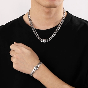 Gros plan sur l'ensemble collier et bracelet à mailles cubaines argentées de 10 mm
