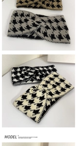 Détails d'un bandeau large en tricot à motif pied-de-poule avec un nœud central