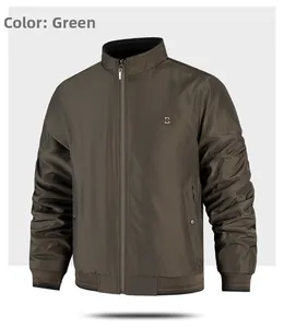 Detail van een winddicht olijfgroen jack met opstaande kraag en geribbelde boorden met logo